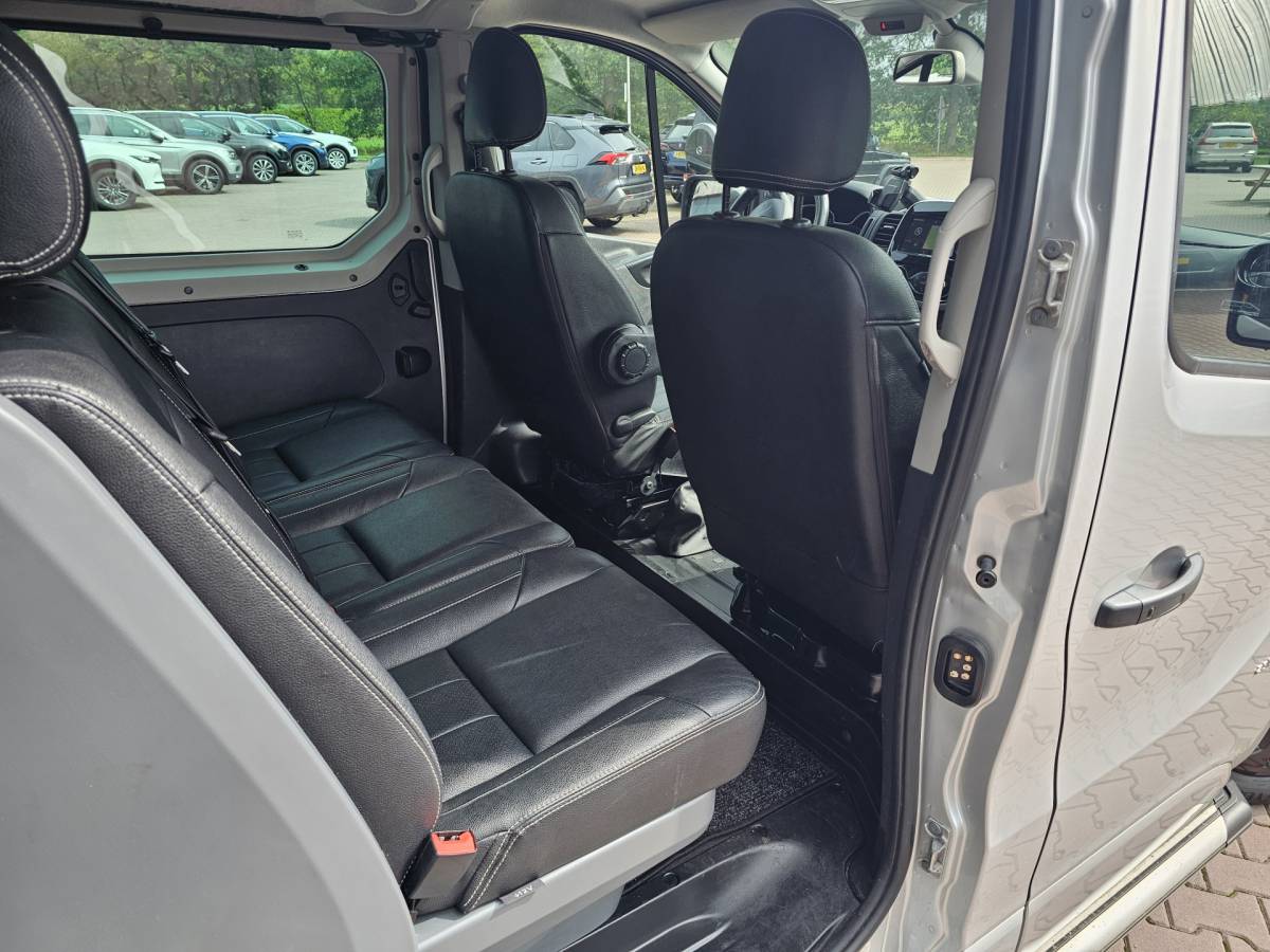Opel Vivaro Opel Vivaro 1.6 CDTI L2H1 DC Sport EcoFlex Innovation | Schuifdeur links | Leder | Navi | Trekhaak | Sidebars | Camera | Stoelverwarming |