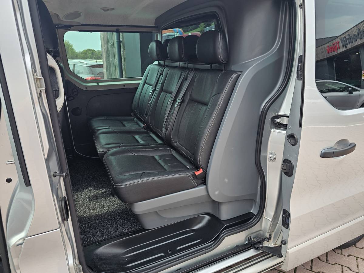 Opel Vivaro Opel Vivaro 1.6 CDTI L2H1 DC Sport EcoFlex Innovation | Schuifdeur links | Leder | Navi | Trekhaak | Sidebars | Camera | Stoelverwarming |