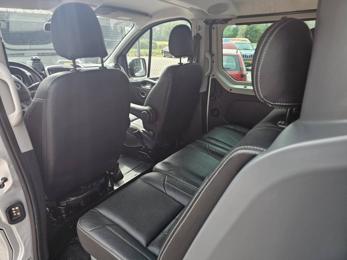 Opel Vivaro Opel Vivaro 1.6 CDTI L2H1 DC Sport EcoFlex Innovation | Schuifdeur links | Leder | Navi | Trekhaak | Sidebars | Camera | Stoelverwarming |