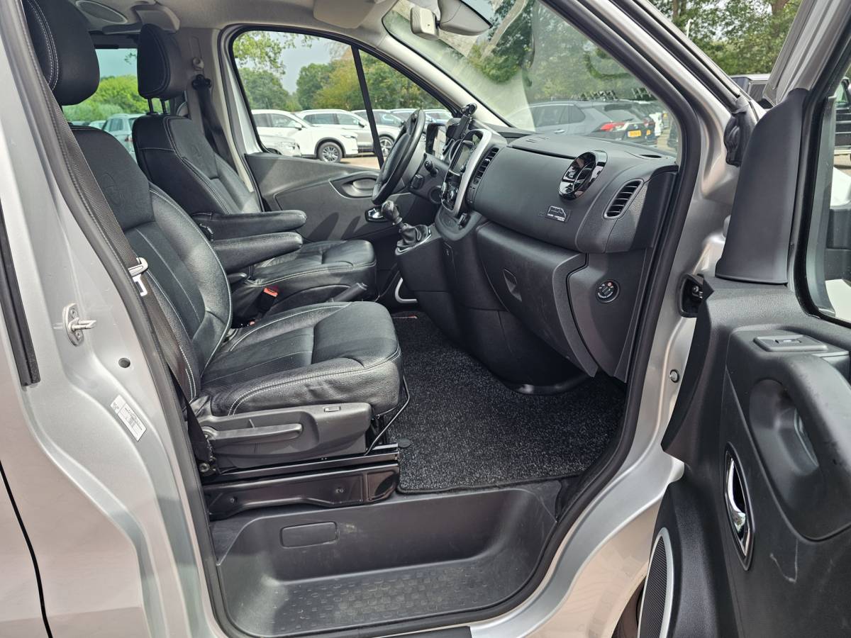 Opel Vivaro Opel Vivaro 1.6 CDTI L2H1 DC Sport EcoFlex Innovation | Schuifdeur links | Leder | Navi | Trekhaak | Sidebars | Camera | Stoelverwarming |