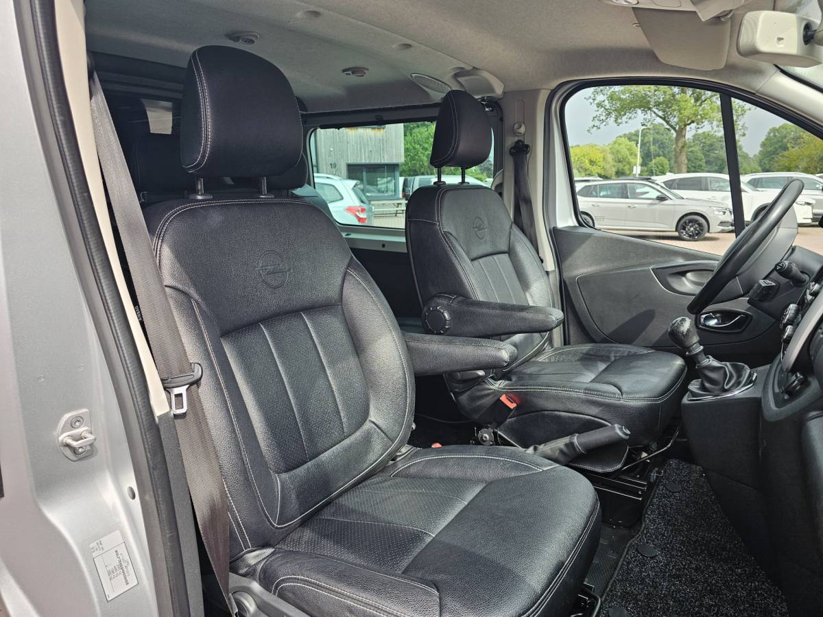 Opel Vivaro Opel Vivaro 1.6 CDTI L2H1 DC Sport EcoFlex Innovation | Schuifdeur links | Leder | Navi | Trekhaak | Sidebars | Camera | Stoelverwarming |