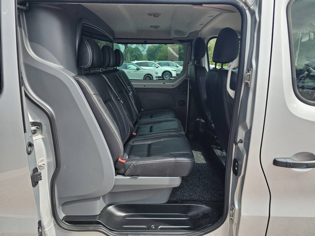 Opel Vivaro Opel Vivaro 1.6 CDTI L2H1 DC Sport EcoFlex Innovation | Schuifdeur links | Leder | Navi | Trekhaak | Sidebars | Camera | Stoelverwarming |