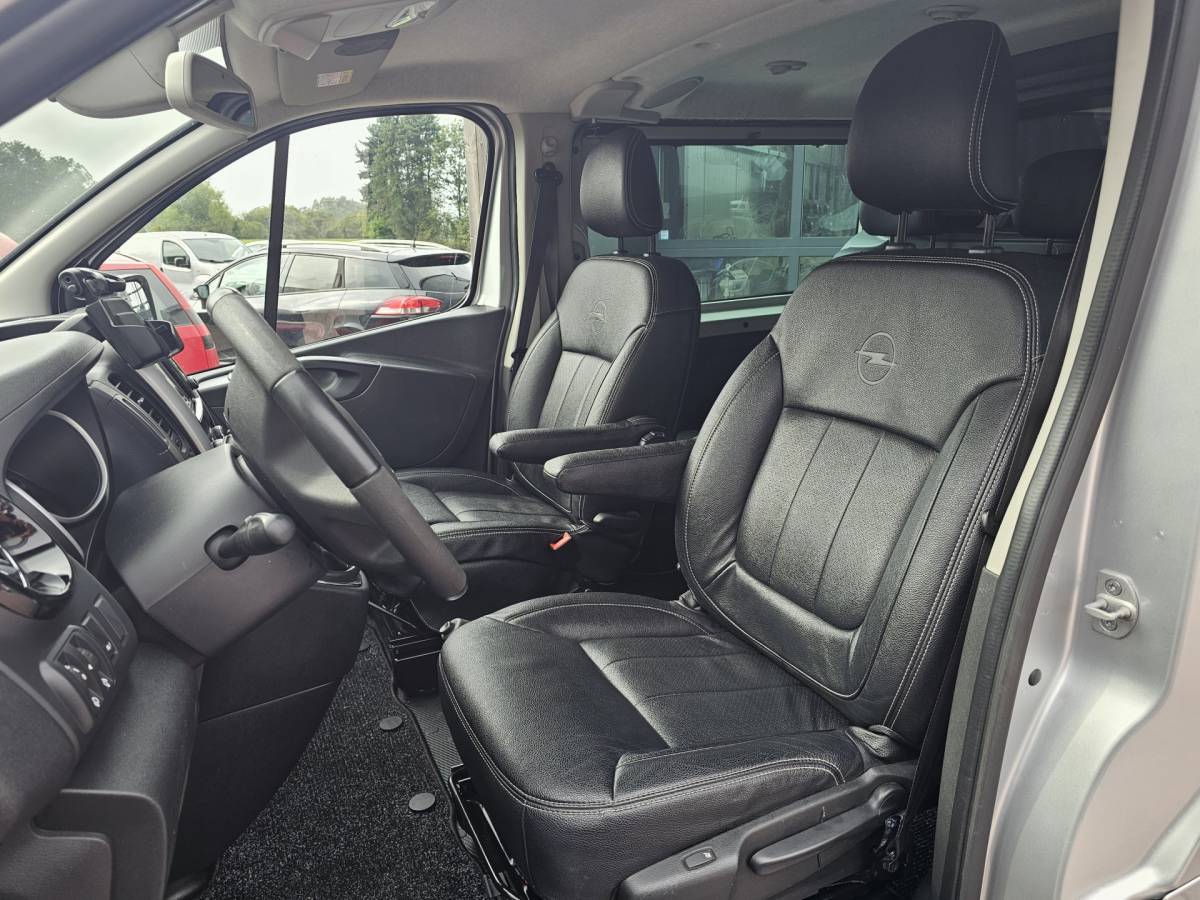 Opel Vivaro Opel Vivaro 1.6 CDTI L2H1 DC Sport EcoFlex Innovation | Schuifdeur links | Leder | Navi | Trekhaak | Sidebars | Camera | Stoelverwarming |