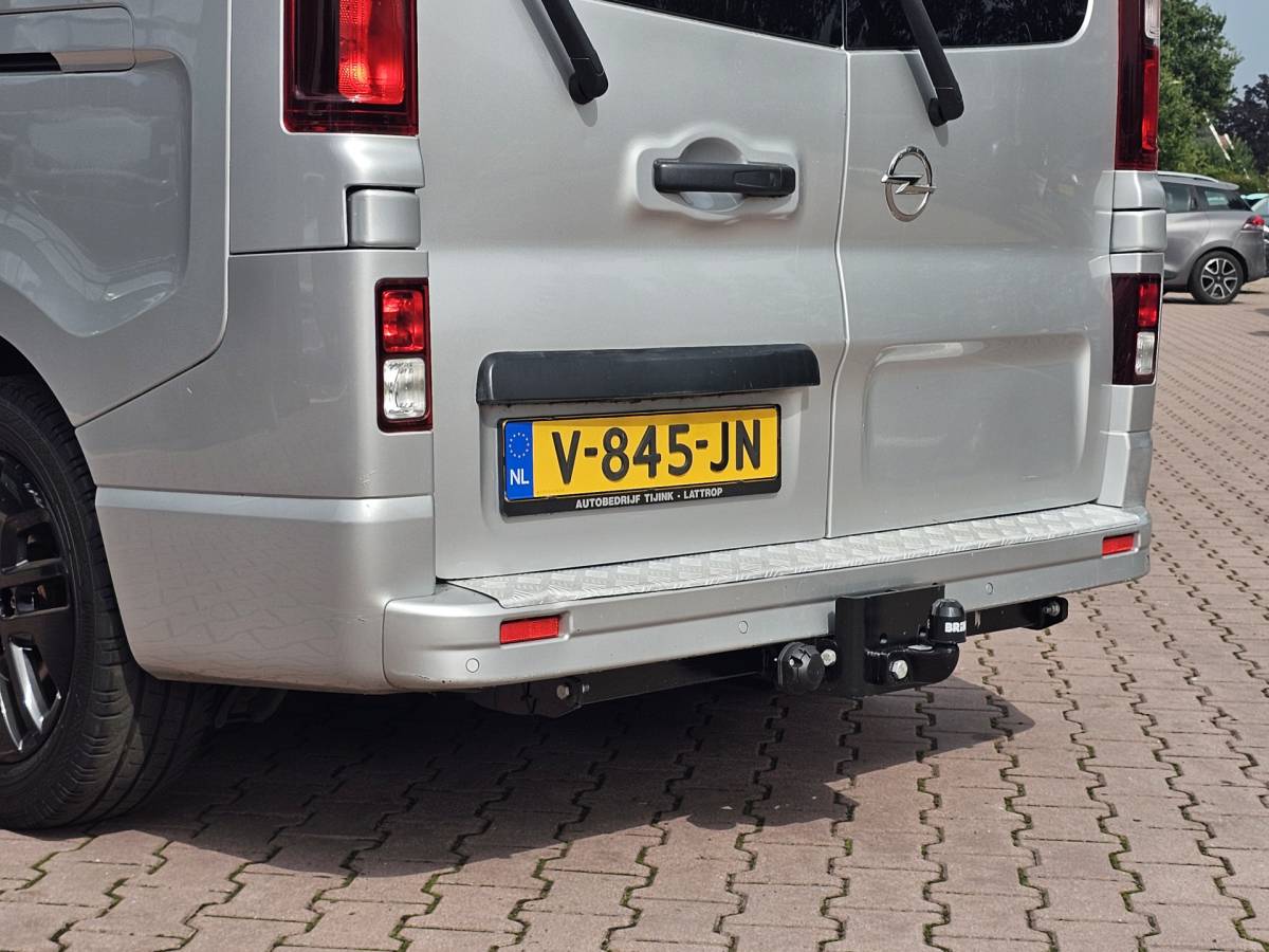 Opel Vivaro Opel Vivaro 1.6 CDTI L2H1 DC Sport EcoFlex Innovation | Schuifdeur links | Leder | Navi | Trekhaak | Sidebars | Camera | Stoelverwarming |