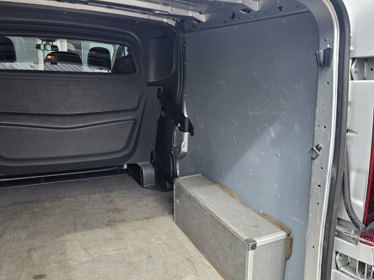Opel Vivaro Opel Vivaro 1.6 CDTI L2H1 DC Sport EcoFlex Innovation | Schuifdeur links | Leder | Navi | Trekhaak | Sidebars | Camera | Stoelverwarming |