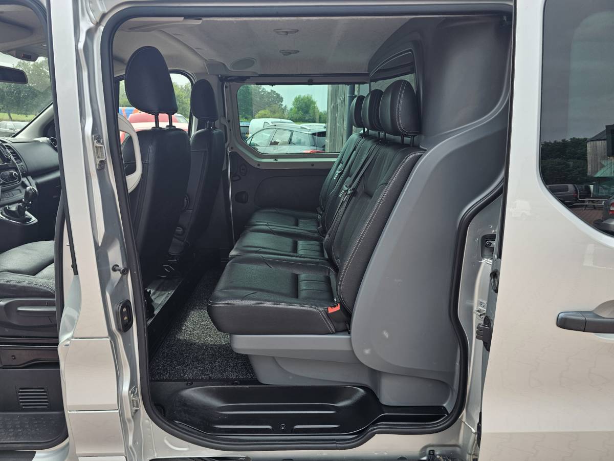 Opel Vivaro Opel Vivaro 1.6 CDTI L2H1 DC Sport EcoFlex Innovation | Schuifdeur links | Leder | Navi | Trekhaak | Sidebars | Camera | Stoelverwarming |