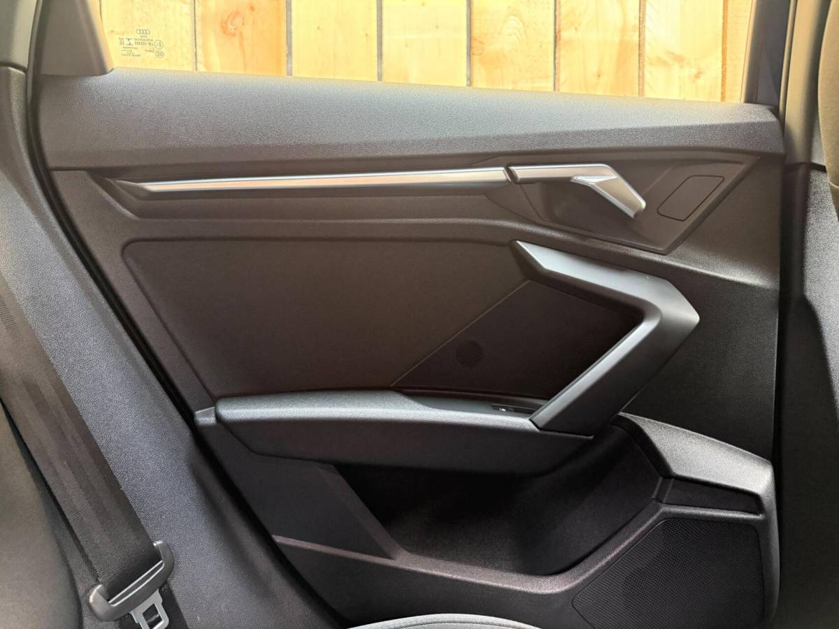 Audi A3 Audi A3 Sportback 30 TFSI Advanced edition Automaat | Sportstoelen | LED verlichting | Climate & cruise control | Apple CarPlay/Android Auto | Navigatiesysteem | DAB ontvangst | Parkeersensoren achter