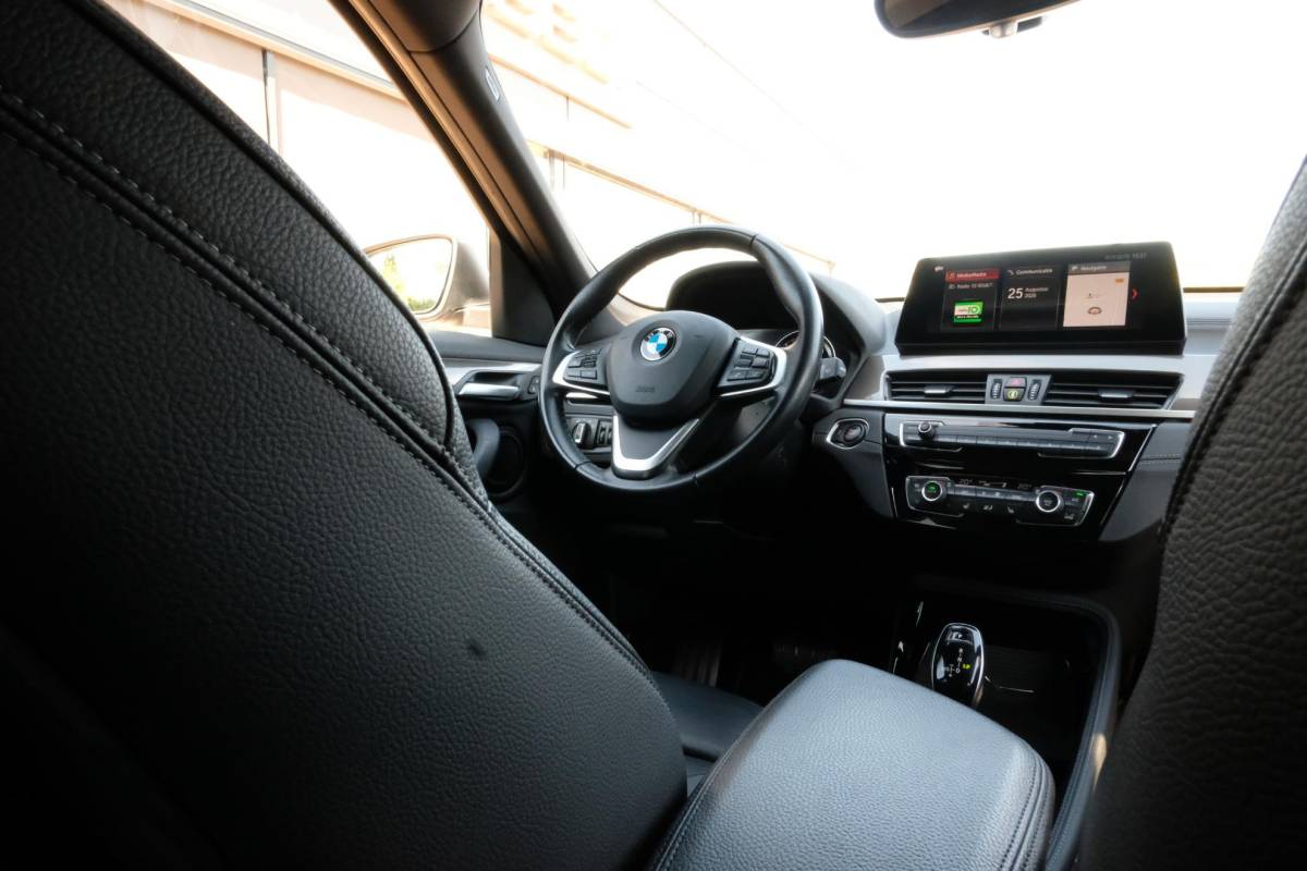 BMW X1 BMW X1 sDrive18i High Executive Edition 140 PK | Afneembare Trekhaak | Dealeronderhouden | Lederen Bekleding | Stoelverwarming | Camera | Head-Up display | Elektrische Klep | LED |