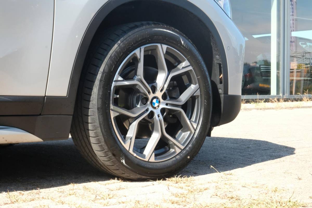 BMW X1 BMW X1 sDrive18i High Executive Edition 140 PK | Afneembare Trekhaak | Dealeronderhouden | Lederen Bekleding | Stoelverwarming | Camera | Head-Up display | Elektrische Klep | LED |