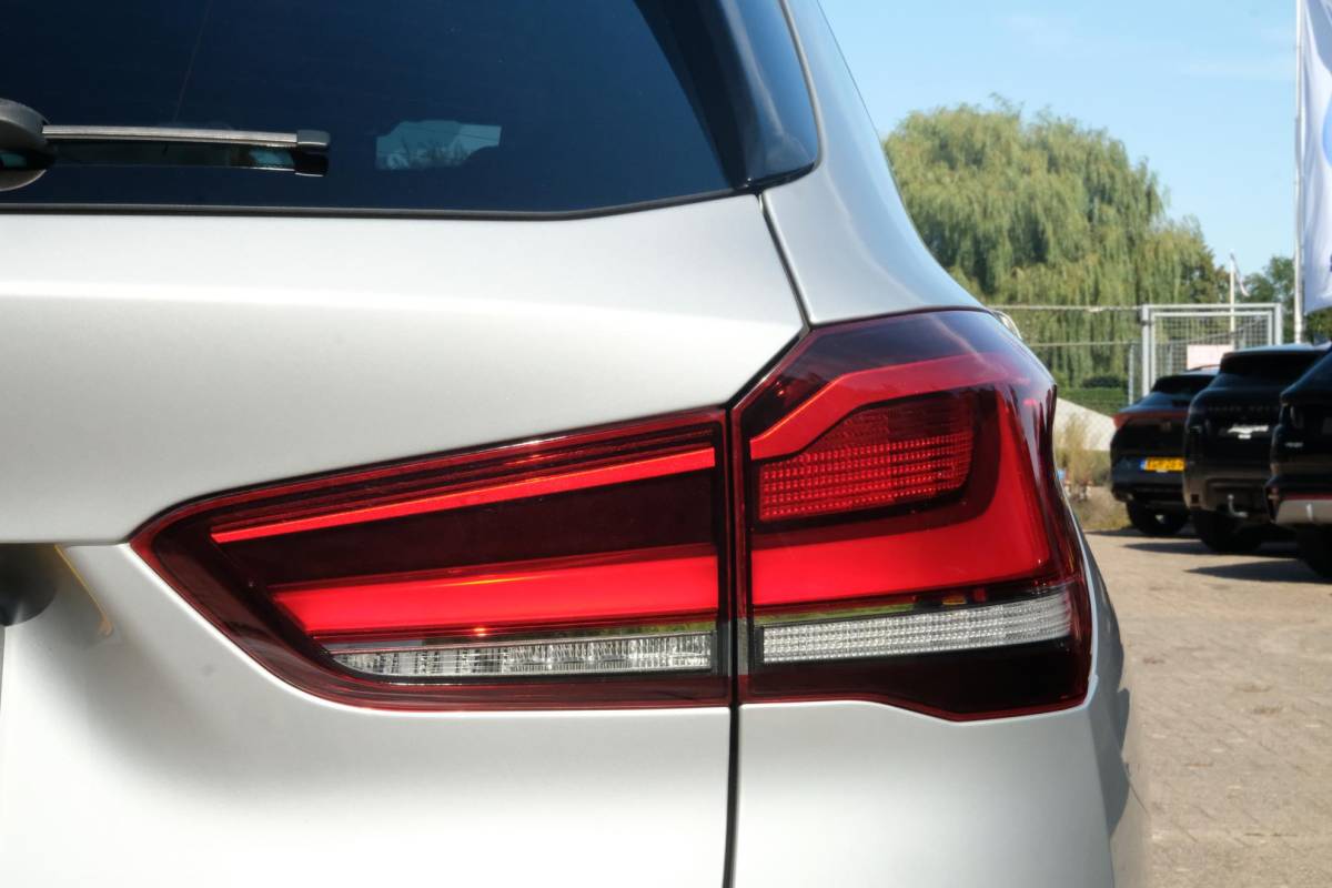 BMW X1 BMW X1 sDrive18i High Executive Edition 140 PK | Afneembare Trekhaak | Dealeronderhouden | Lederen Bekleding | Stoelverwarming | Camera | Head-Up display | Elektrische Klep | LED |