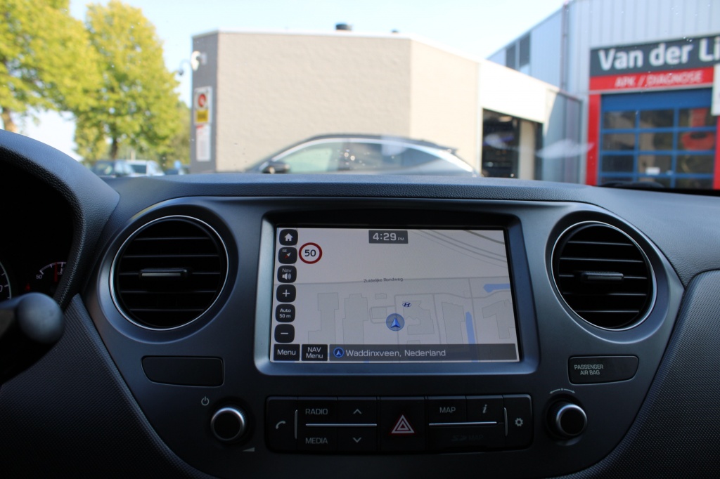 Hyundai i10 Hyundai i10 1.0i Comfort Navi/Cruise/Pdc/Bluet/Carplay “RIJKLAAR”