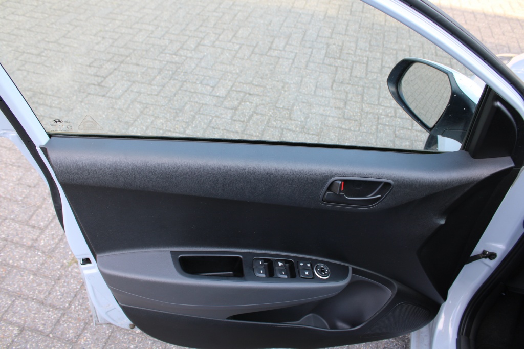 Hyundai i10 Hyundai i10 1.0i Comfort Navi/Cruise/Pdc/Bluet/Carplay “RIJKLAAR”