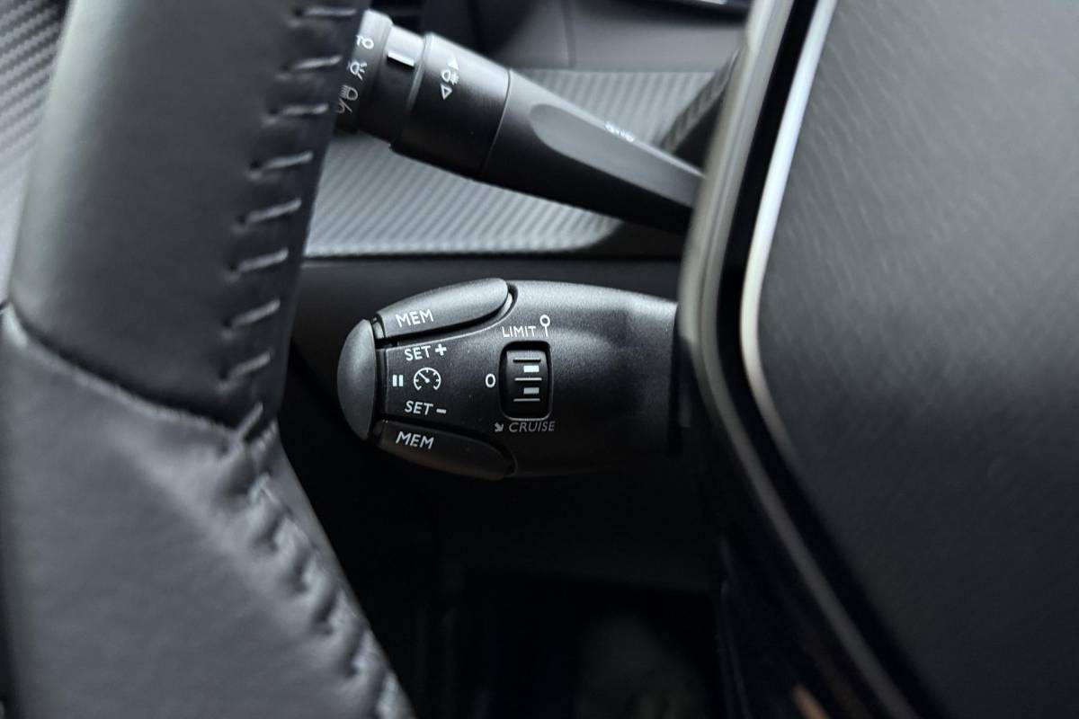 Peugeot e-208 Peugeot e-208 EV Business 50 kWh Demo | Navigatie | Camera | key less start