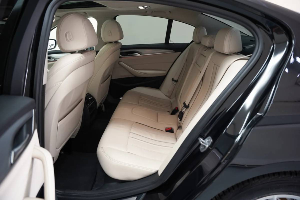 BMW 5 Serie BMW 5-serie 530i xDrive High Executive Aut. [ Leder 360°-camera Schuif/Kanteldak ]
