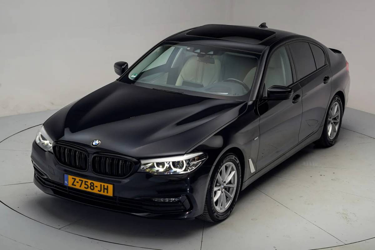BMW 5 Serie BMW 5-serie 530i xDrive High Executive Aut. [ Leder 360°-camera Schuif/Kanteldak ]