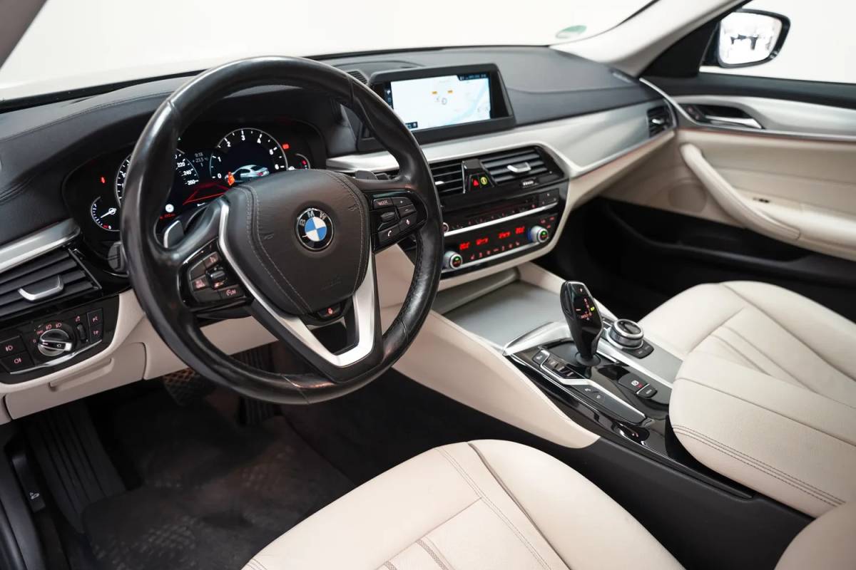BMW 5 Serie BMW 5-serie 530i xDrive High Executive Aut. [ Leder 360°-camera Schuif/Kanteldak ]