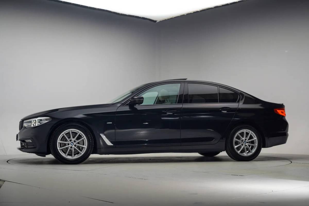 BMW 5 Serie BMW 5-serie 530i xDrive High Executive Aut. [ Leder 360°-camera Schuif/Kanteldak ]
