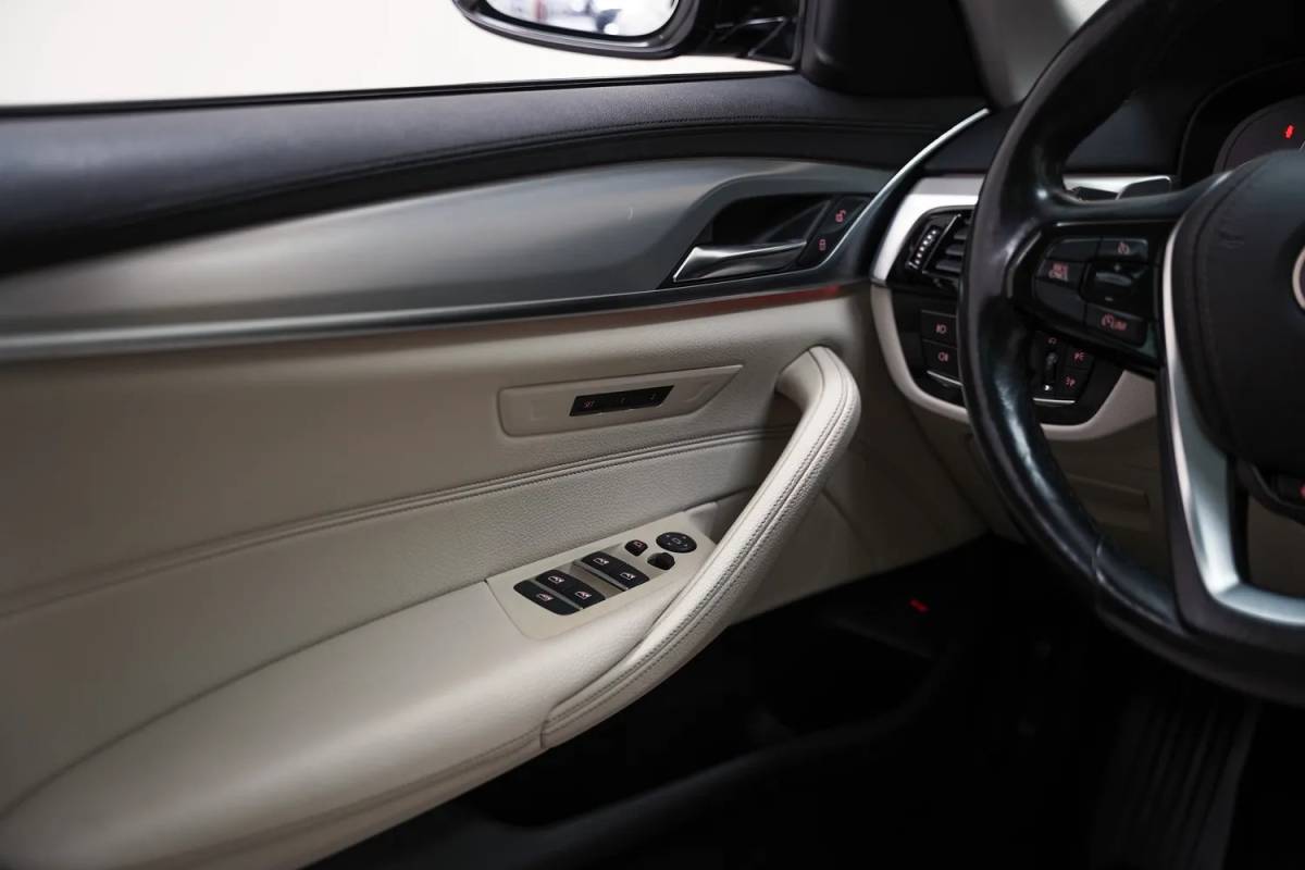 BMW 5 Serie BMW 5-serie 530i xDrive High Executive Aut. [ Leder 360°-camera Schuif/Kanteldak ]
