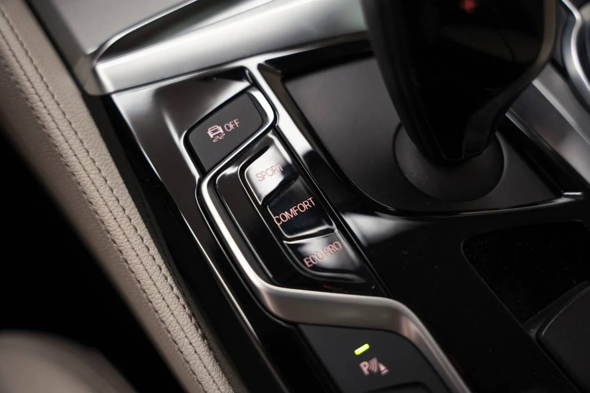 BMW 5 Serie BMW 5-serie 530i xDrive High Executive Aut. [ Leder 360°-camera Schuif/Kanteldak ]