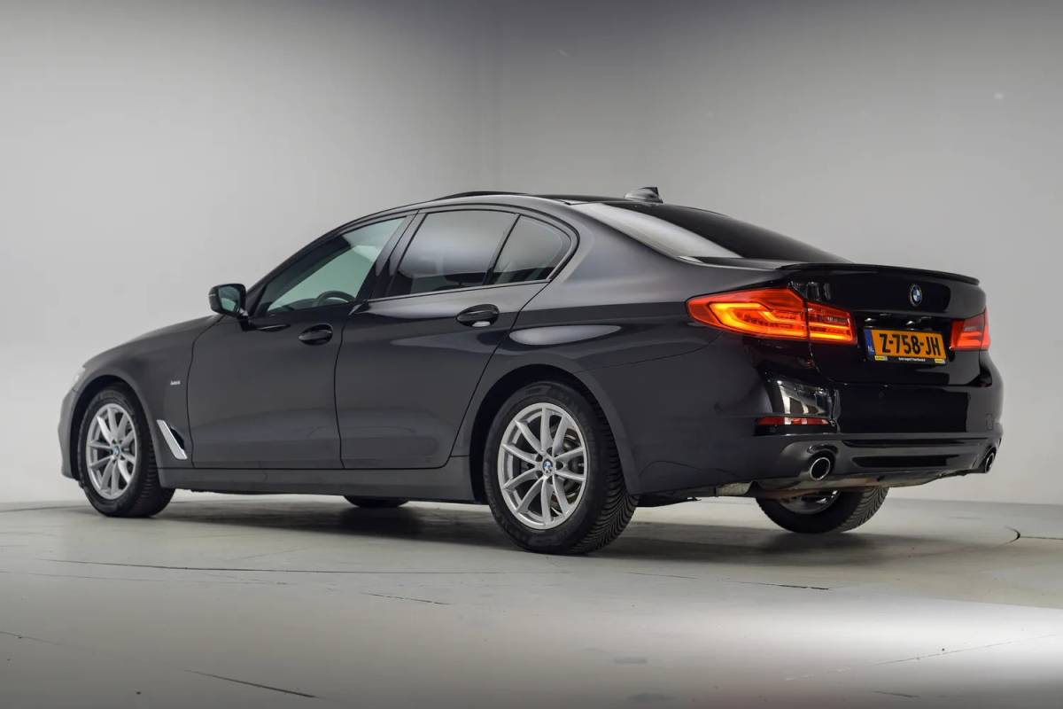 BMW 5 Serie BMW 5-serie 530i xDrive High Executive Aut. [ Leder 360°-camera Schuif/Kanteldak ]
