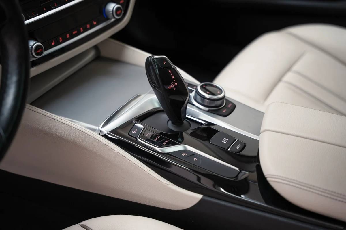BMW 5 Serie BMW 5-serie 530i xDrive High Executive Aut. [ Leder 360°-camera Schuif/Kanteldak ]