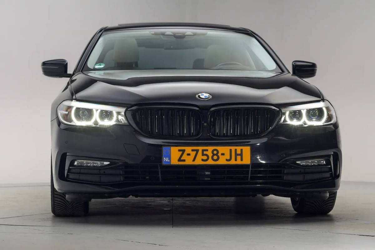 BMW 5 Serie BMW 5-serie 530i xDrive High Executive Aut. [ Leder 360°-camera Schuif/Kanteldak ]