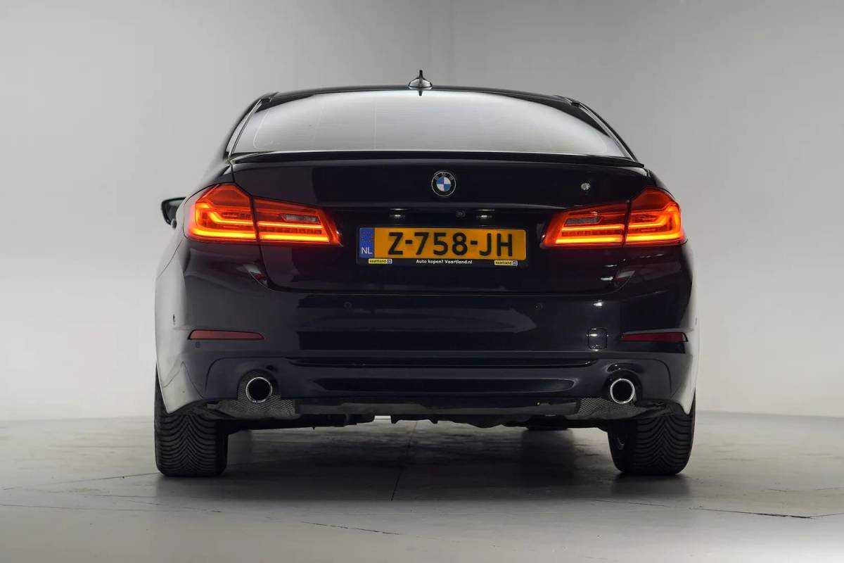 BMW 5 Serie BMW 5-serie 530i xDrive High Executive Aut. [ Leder 360°-camera Schuif/Kanteldak ]