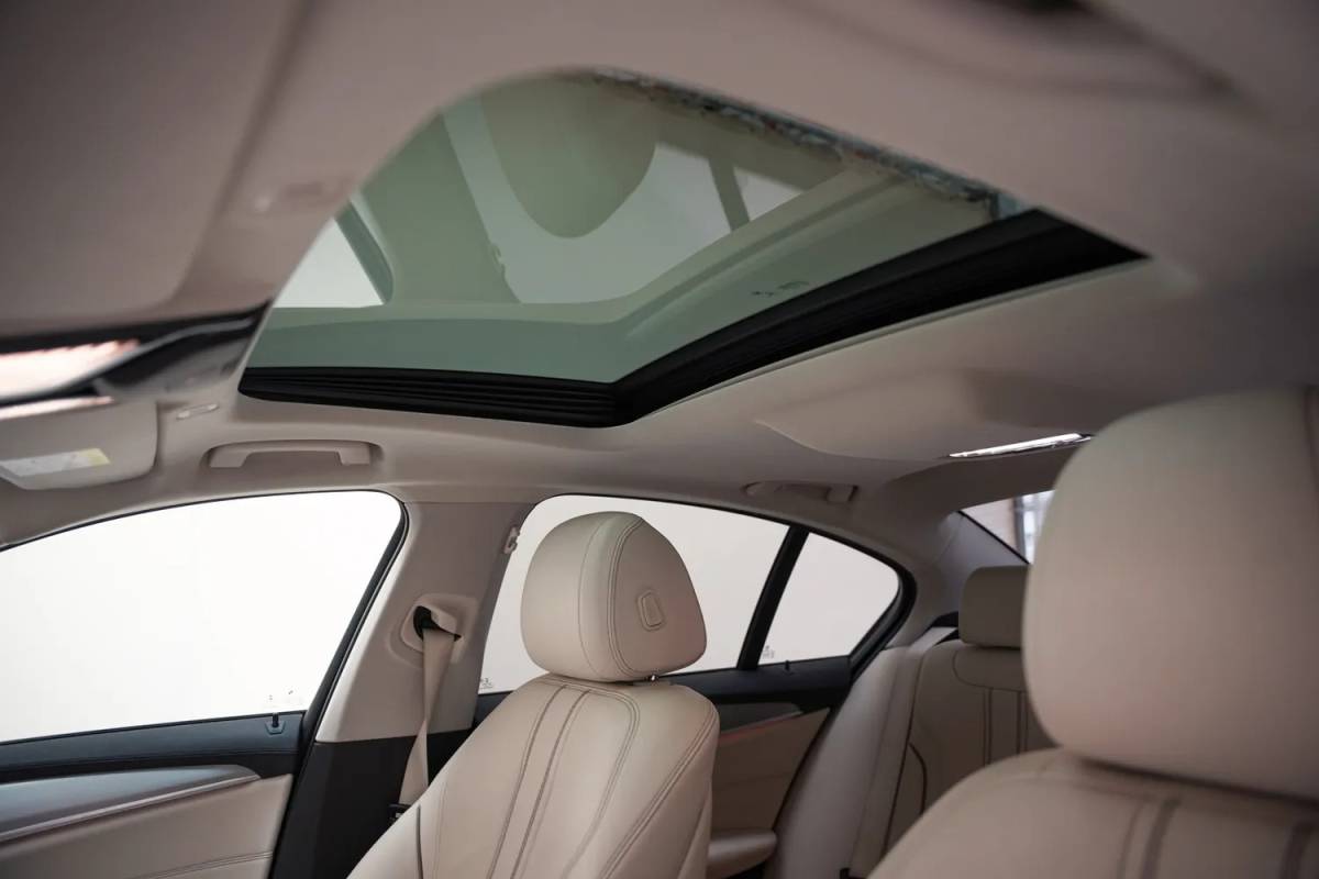 BMW 5 Serie BMW 5-serie 530i xDrive High Executive Aut. [ Leder 360°-camera Schuif/Kanteldak ]