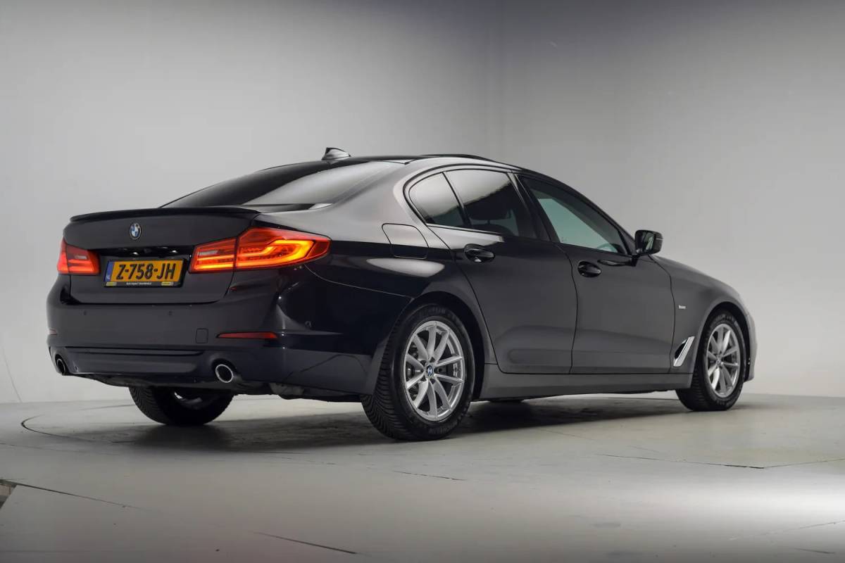 BMW 5 Serie BMW 5-serie 530i xDrive High Executive Aut. [ Leder 360°-camera Schuif/Kanteldak ]