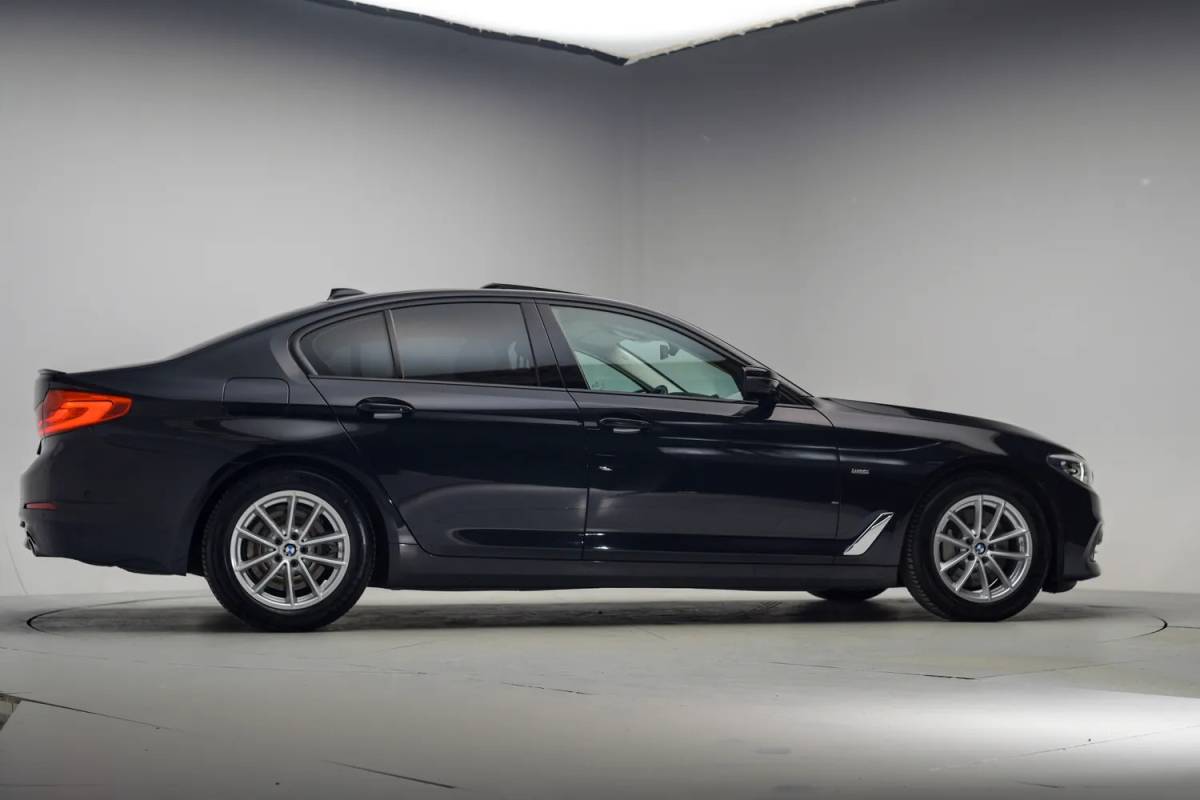 BMW 5 Serie BMW 5-serie 530i xDrive High Executive Aut. [ Leder 360°-camera Schuif/Kanteldak ]