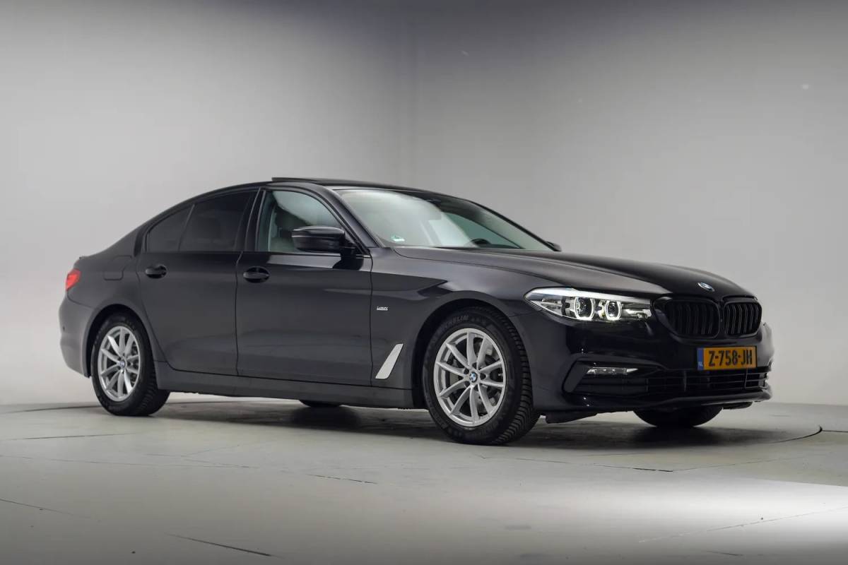BMW 5 Serie BMW 5-serie 530i xDrive High Executive Aut. [ Leder 360°-camera Schuif/Kanteldak ]