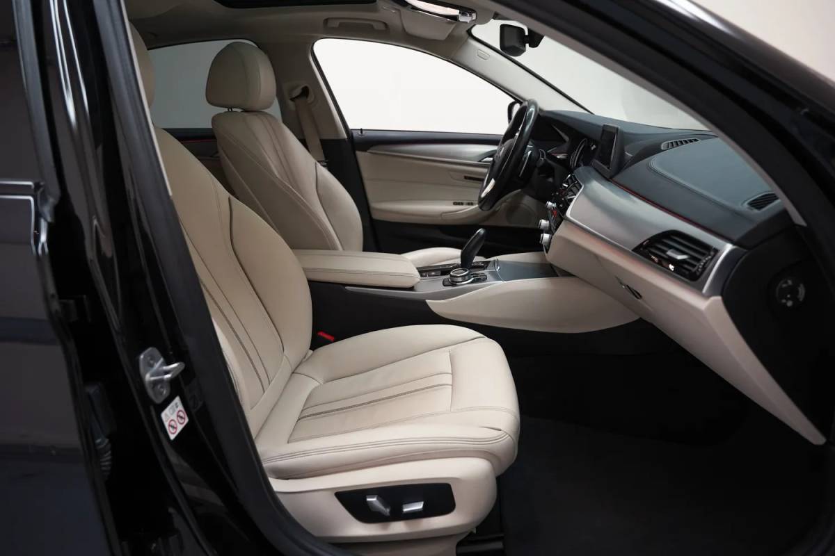 BMW 5 Serie BMW 5-serie 530i xDrive High Executive Aut. [ Leder 360°-camera Schuif/Kanteldak ]