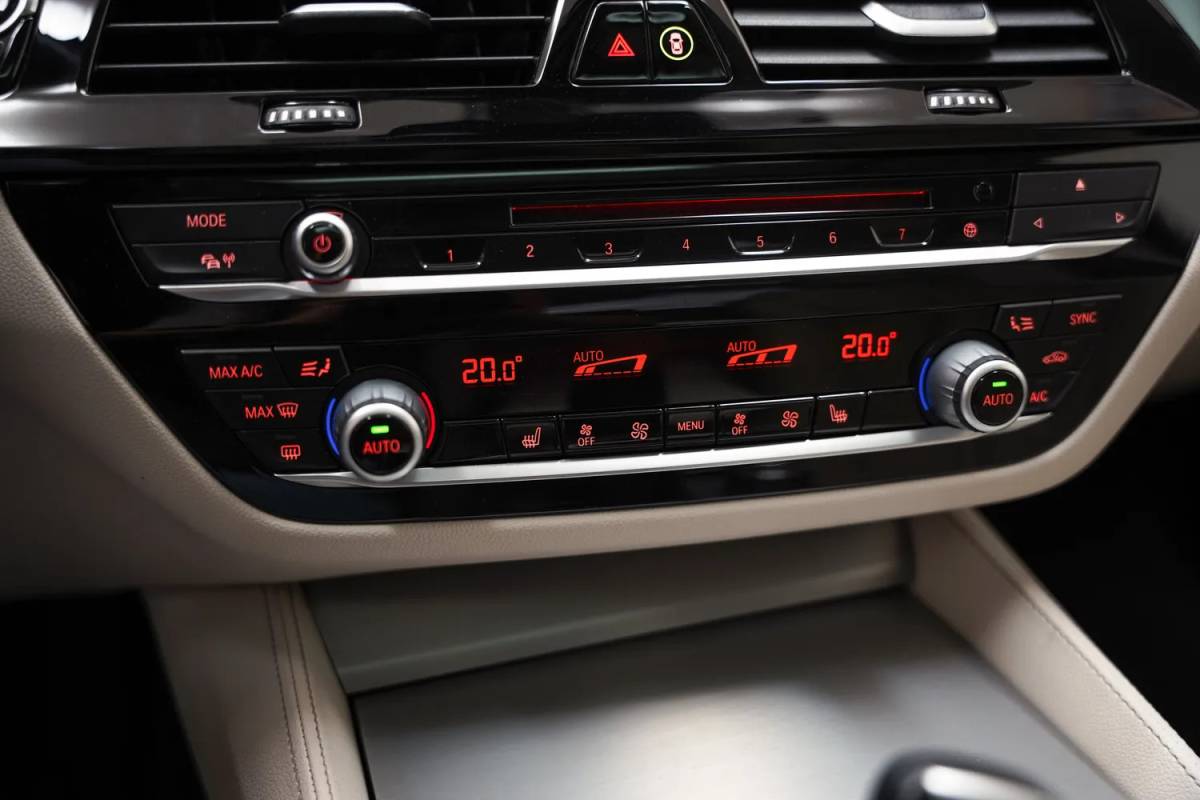 BMW 5 Serie BMW 5-serie 530i xDrive High Executive Aut. [ Leder 360°-camera Schuif/Kanteldak ]