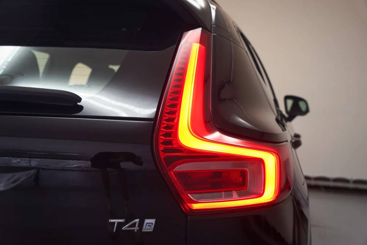 Volvo XC40 Volvo XC40 2.0 T4 R-Design Aut. [ Leer/alcantara Apple carplay Navigatie ]