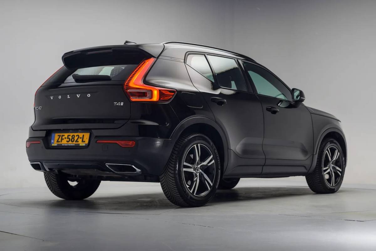 Volvo XC40 Volvo XC40 2.0 T4 R-Design Aut. [ Leer/alcantara Apple carplay Navigatie ]