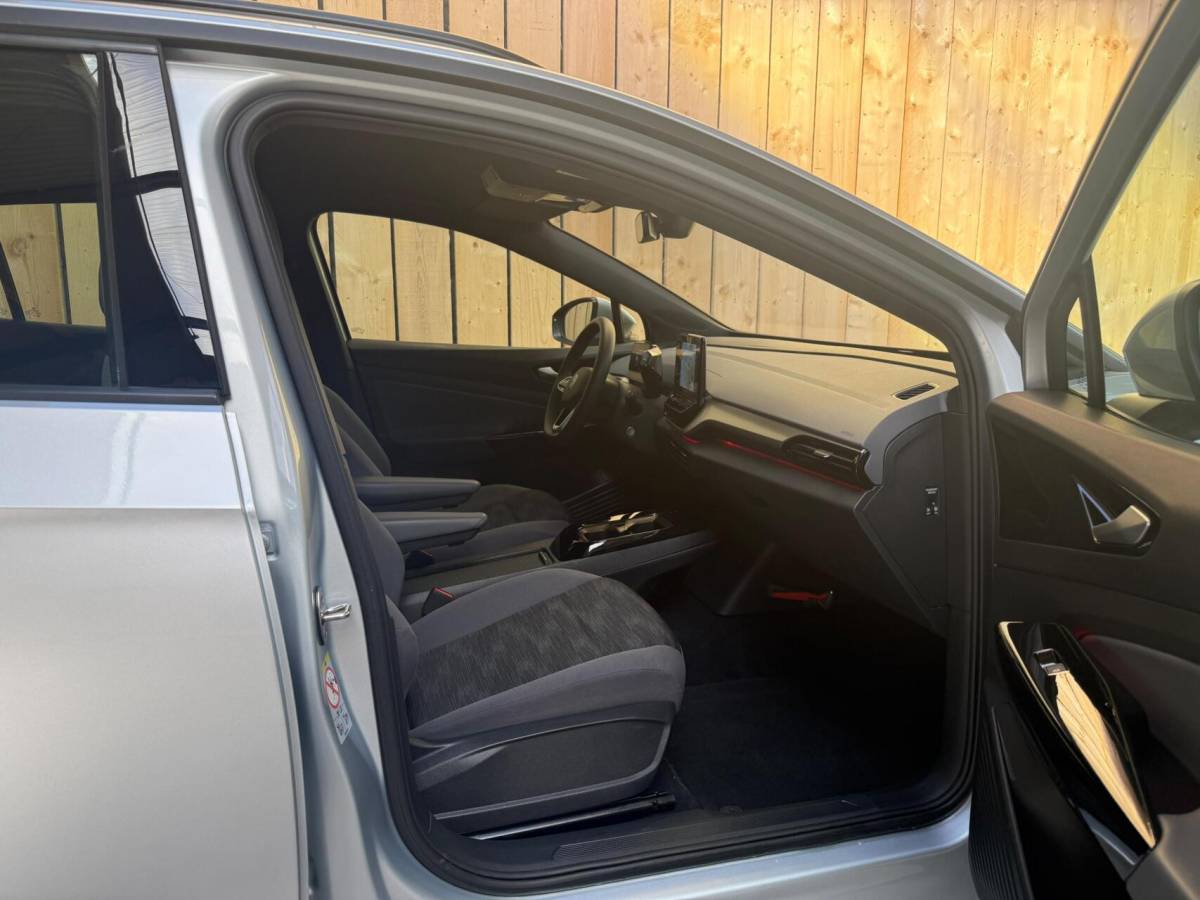 Volkswagen ID.4 Volkswagen ID.4 Pro 77 kWh Apple CarPlay/Android Auto | Climate control |  Cruise control adaptief | DAB ontvangst | LED verlichting | Navigatiesysteem | Sfeerverlichting | Trekhaak uitklapbaar