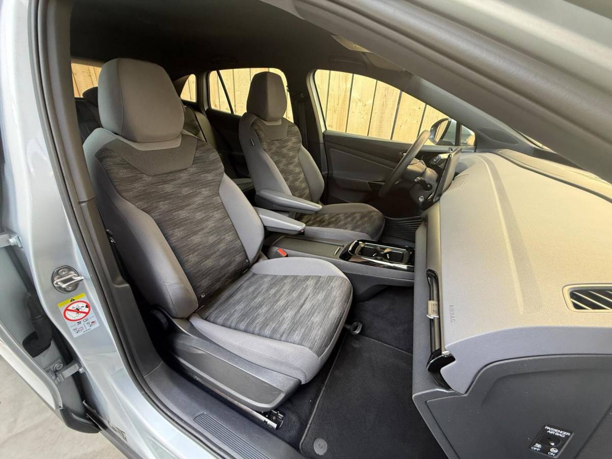 Volkswagen ID.4 Volkswagen ID.4 Pro 77 kWh Apple CarPlay/Android Auto | Climate control |  Cruise control adaptief | DAB ontvangst | LED verlichting | Navigatiesysteem | Sfeerverlichting | Trekhaak uitklapbaar