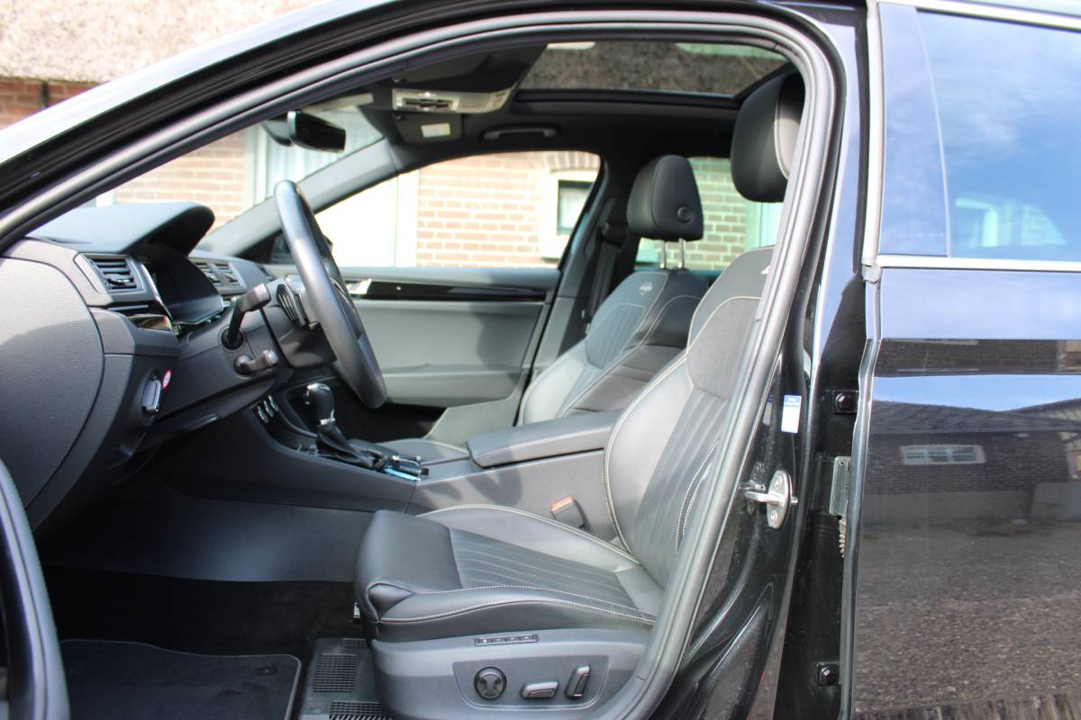 Škoda Superb ŠKODA Superb Combi 1.4 TSI iV PHEV LAURIN & KLEMENT SOh 94.1% PANO LEER NAVI VIRTUAL 119000KM!!