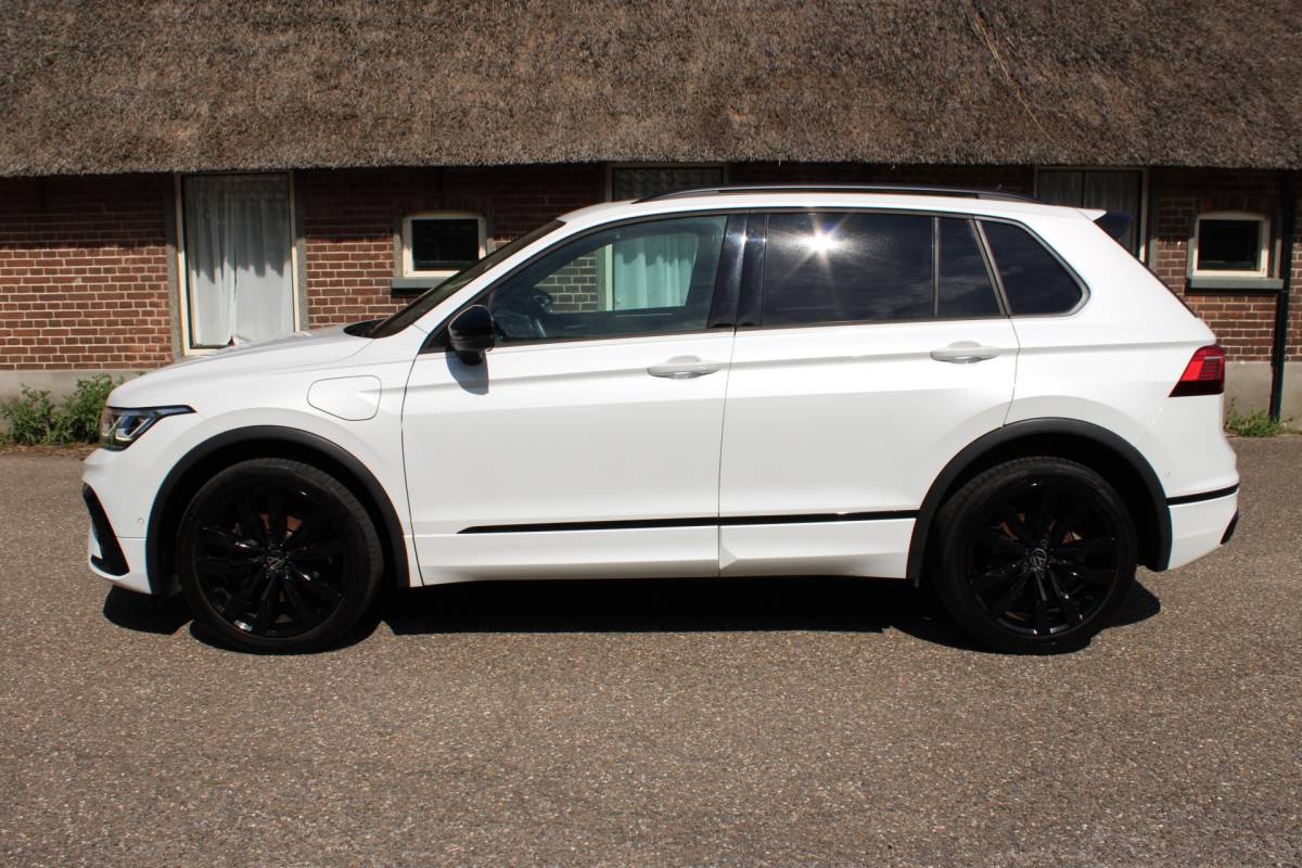 Volkswagen Tiguan Volkswagen Tiguan 1.4 TSI eHybrid R-Line Business+ SOh 90.6% NAVI PANO LEER VIRTUAL TH 153000KM!!!
