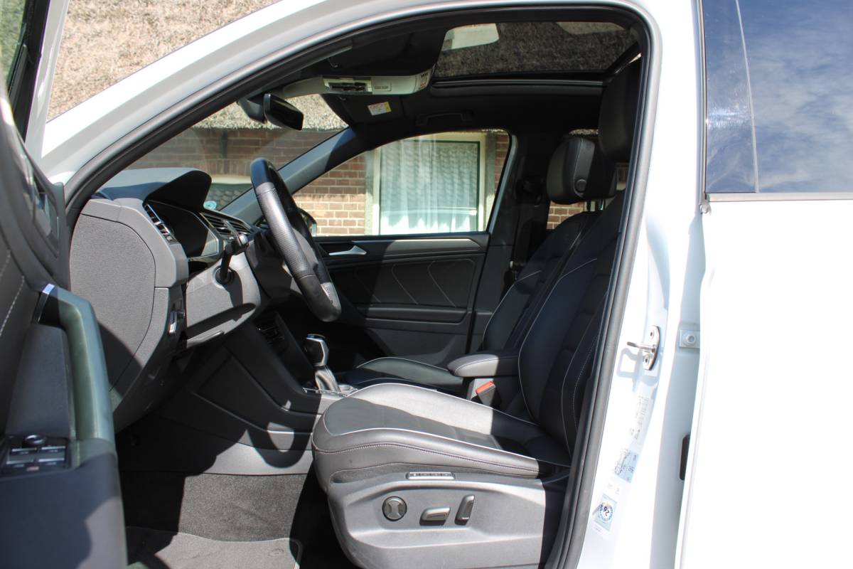 Volkswagen Tiguan Volkswagen Tiguan 1.4 TSI eHybrid R-Line Business+ SOh 90.6% NAVI PANO LEER VIRTUAL TH 153000KM!!!