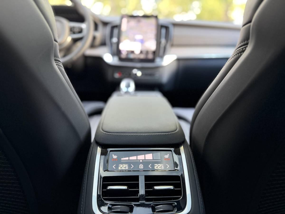 Volvo XC90 Volvo XC90 2.0 T8 Plug-in hybrid AWD Ultra Dark |Full Option|Pano|B&W|Massage/Ventilatie|Luchtvering|Trekhaak