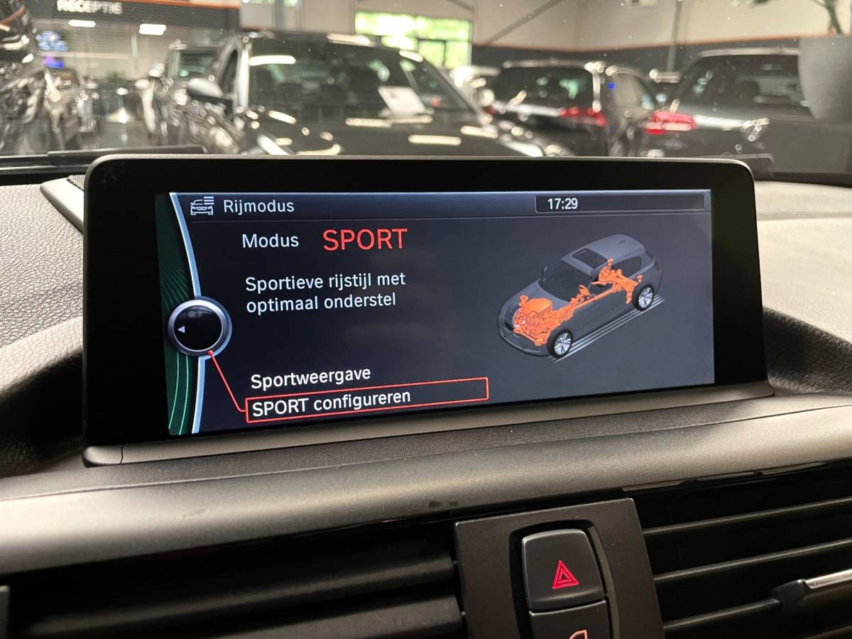 BMW 1 Serie BMW 1-serie M135i xDrive 320 PK M-PERFORMANCE NAVI LEER