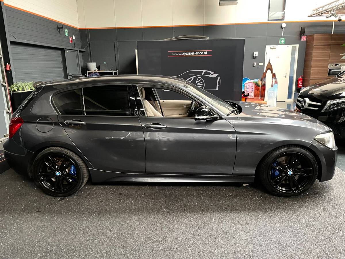 BMW 1 Serie BMW 1-serie M135i xDrive 320 PK M-PERFORMANCE NAVI LEER