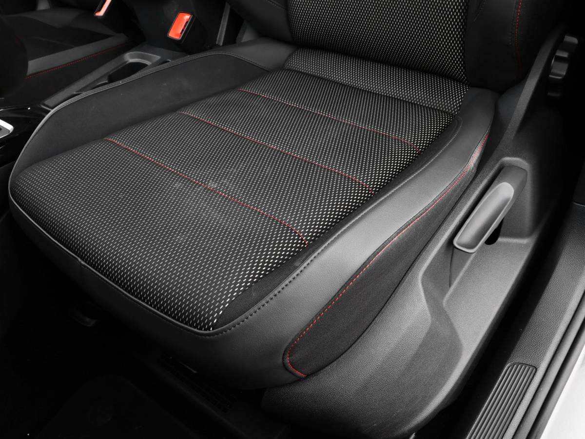 Volkswagen T-Roc Volkswagen T-Roc 1.5 TSI 150pk DSG Sport · Apple/Android Car Play · BEATS Audio · Camera · Keyless · Navigatie · Stoelverwarming · 19” Inch ·
