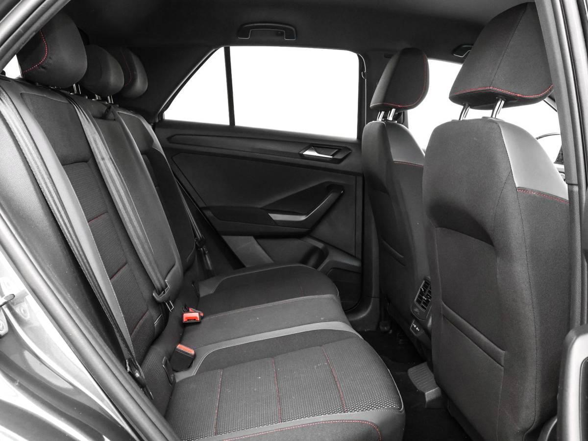 Volkswagen T-Roc Volkswagen T-Roc 1.5 TSI 150pk DSG Sport · Apple/Android Car Play · BEATS Audio · Camera · Keyless · Navigatie · Stoelverwarming · 19” Inch ·