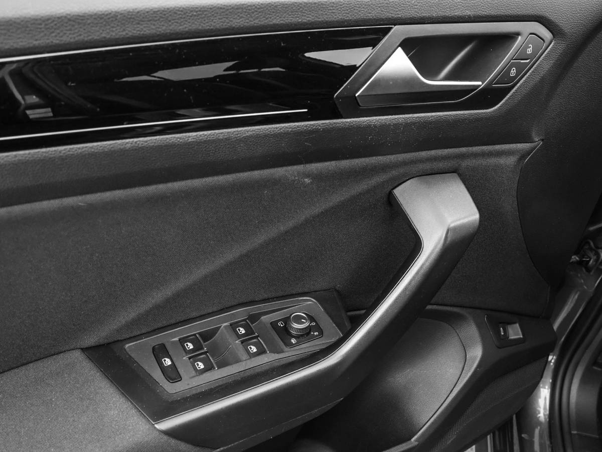 Volkswagen T-Roc Volkswagen T-Roc 1.5 TSI 150pk DSG Sport · Apple/Android Car Play · BEATS Audio · Camera · Keyless · Navigatie · Stoelverwarming · 19” Inch ·