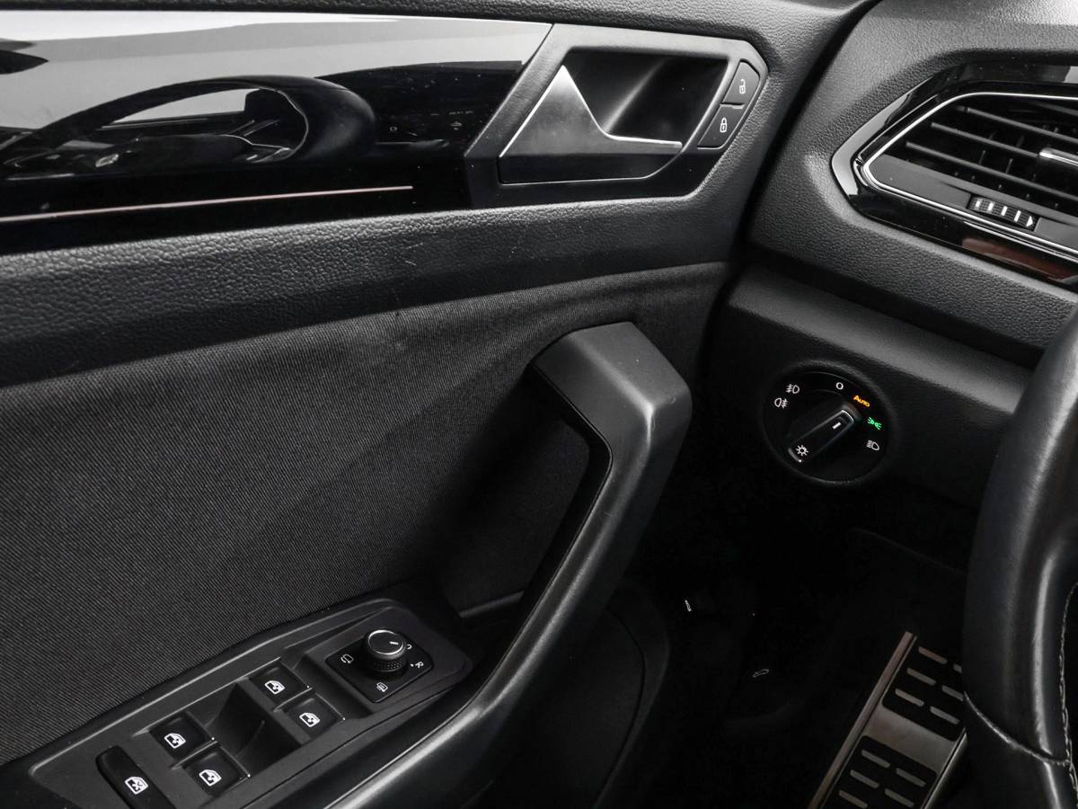 Volkswagen T-Roc Volkswagen T-Roc 1.5 TSI 150pk DSG Sport · Apple/Android Car Play · BEATS Audio · Camera · Keyless · Navigatie · Stoelverwarming · 19” Inch ·