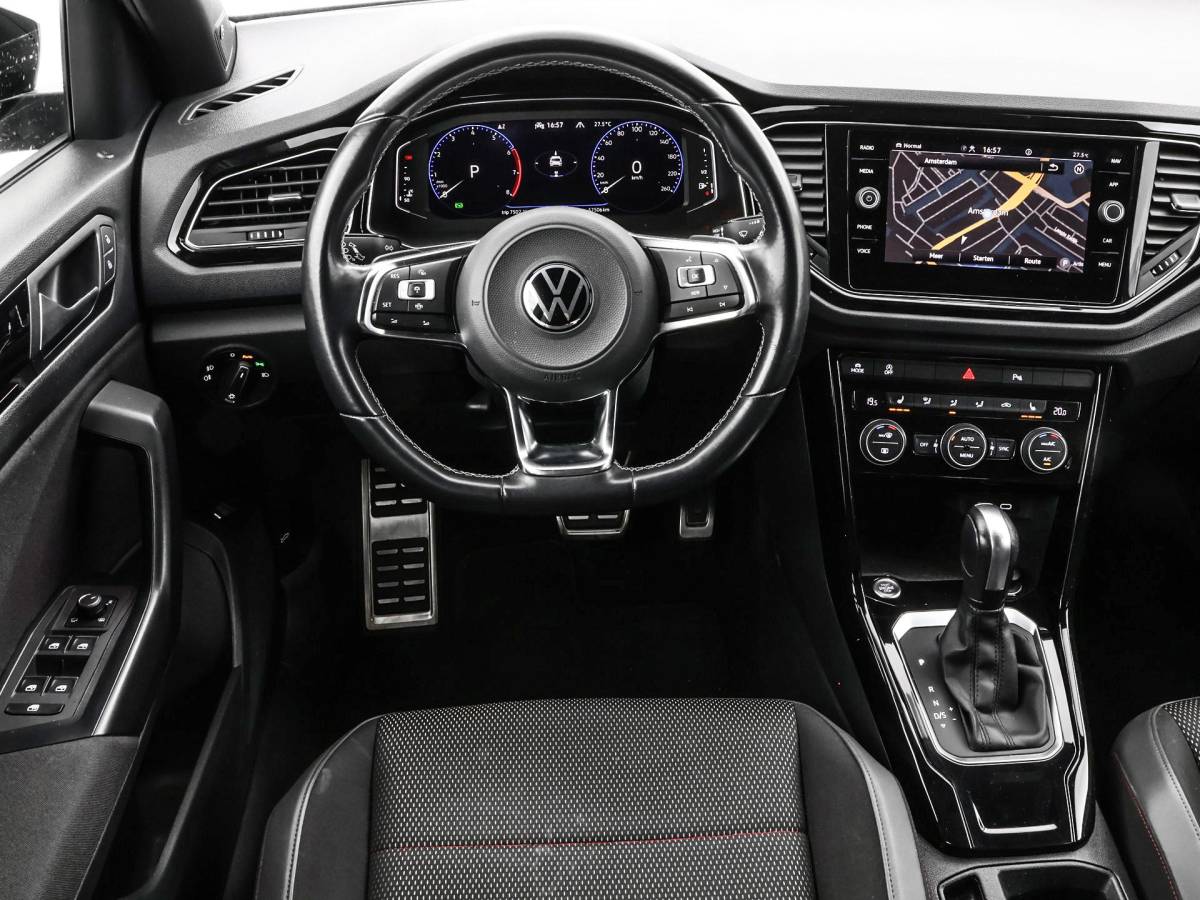 Volkswagen T-Roc Volkswagen T-Roc 1.5 TSI 150pk DSG Sport · Apple/Android Car Play · BEATS Audio · Camera · Keyless · Navigatie · Stoelverwarming · 19” Inch ·