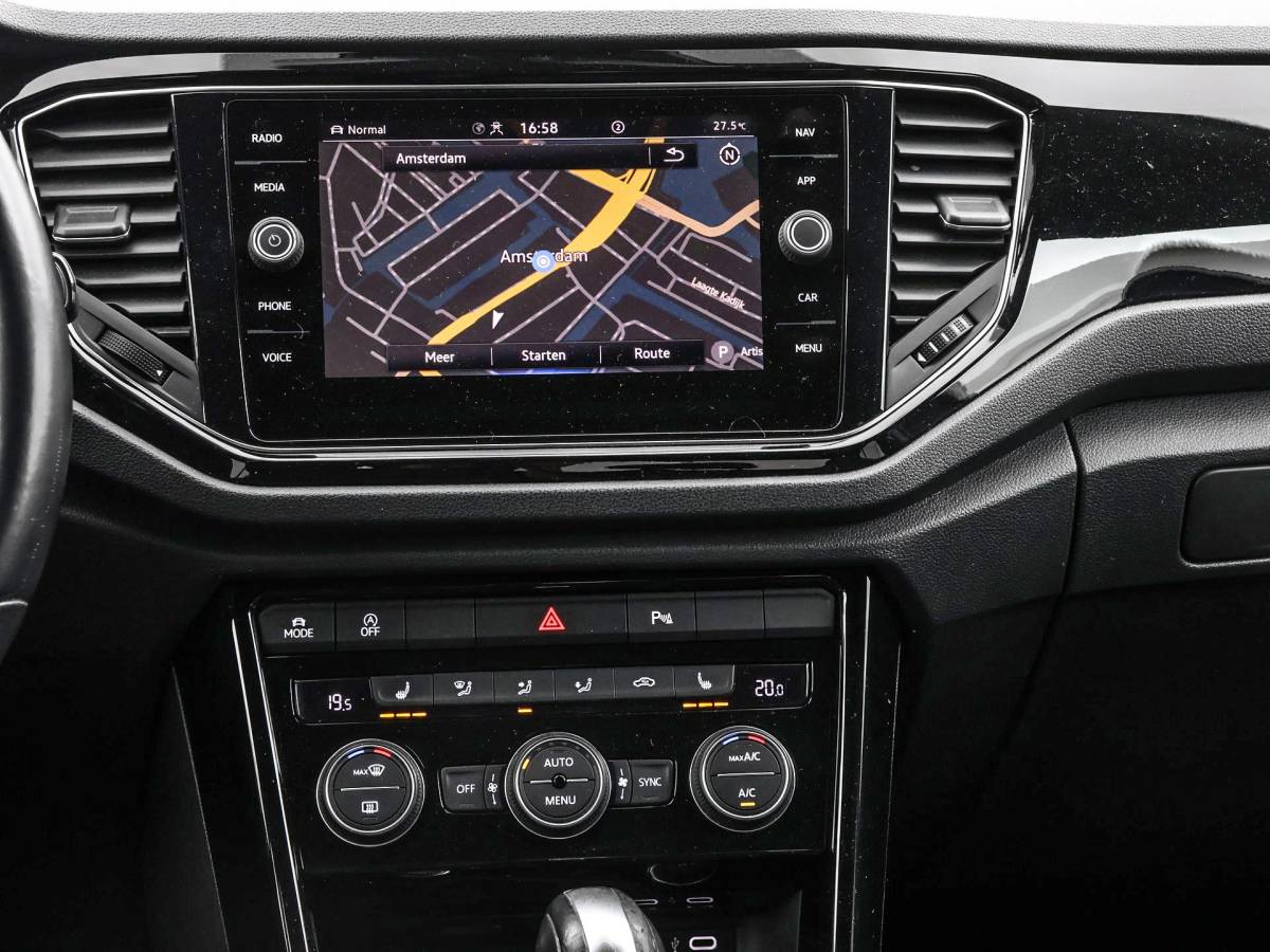 Volkswagen T-Roc Volkswagen T-Roc 1.5 TSI 150pk DSG Sport · Apple/Android Car Play · BEATS Audio · Camera · Keyless · Navigatie · Stoelverwarming · 19” Inch ·