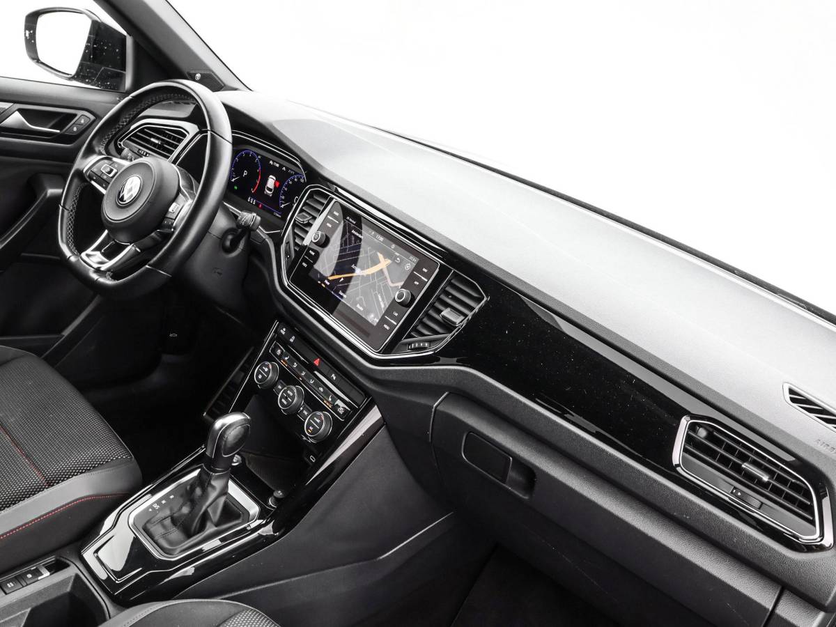 Volkswagen T-Roc Volkswagen T-Roc 1.5 TSI 150pk DSG Sport · Apple/Android Car Play · BEATS Audio · Camera · Keyless · Navigatie · Stoelverwarming · 19” Inch ·